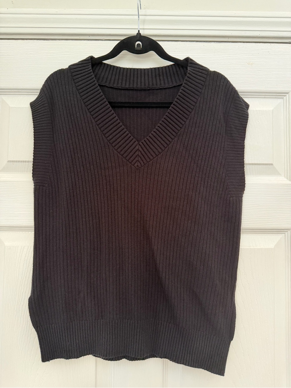 Women's Ribbed V-Neck Sleeveless Sweater Vest - Black